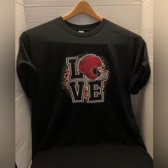 Everyone loves a tee shirt Football mom - Picture 2 of 3